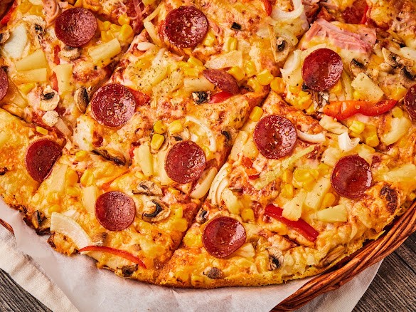 Pizza med pepperoni og grønnsaker